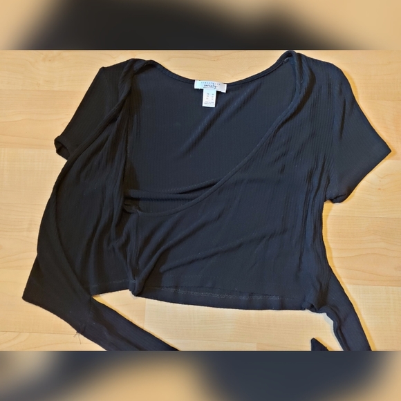 Side tie cropped top - Picture 3 of 3